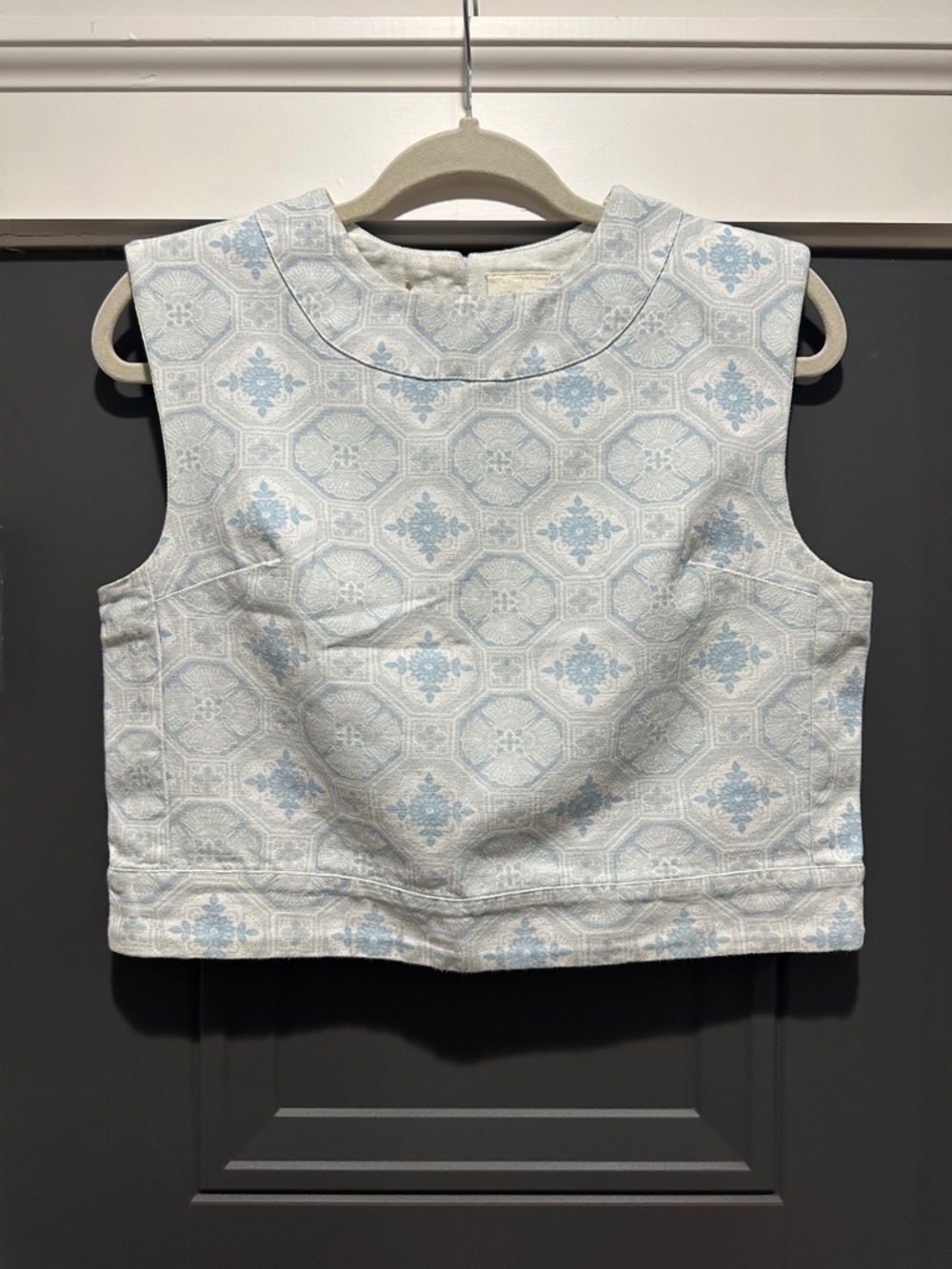 Julia Amory Slim Shell Top Ming Medallion